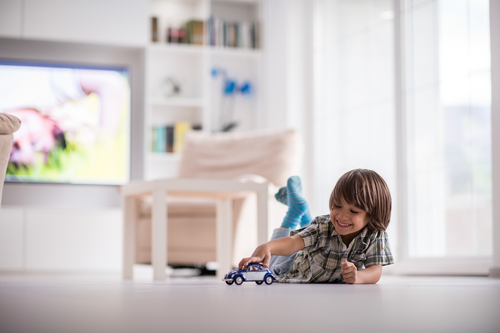 kids playing in healthy manner indoors r