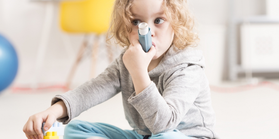 child with asthma doing at home breathing treatment